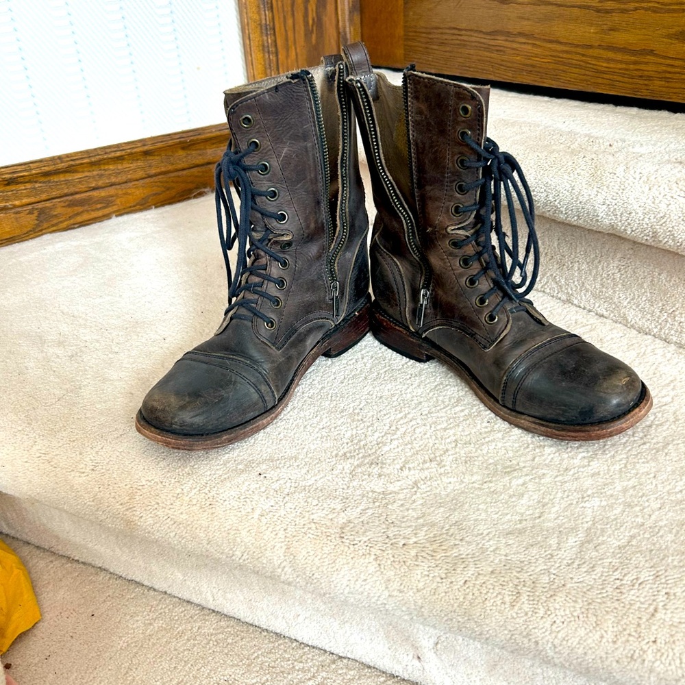 🌷Host Pick🌷Free bird by Steve…ladies 8. Gorgeous already distressed for you.